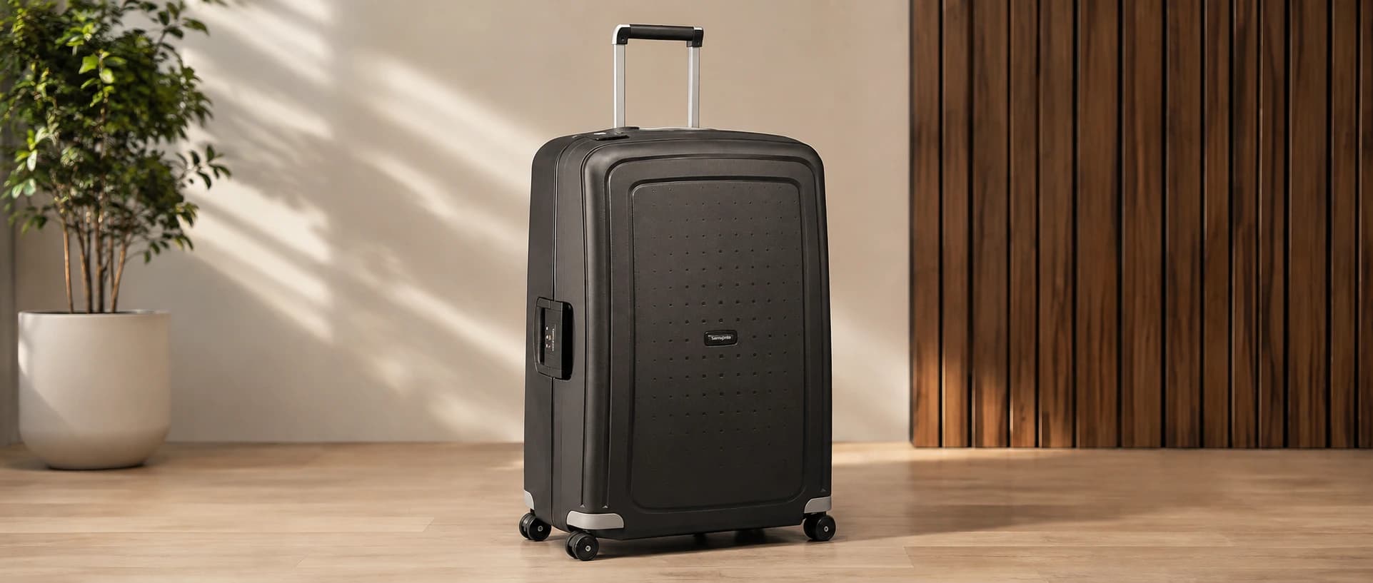 Samsonite S'Cure Spinner 75 in black, front view showing the three-point latch closure